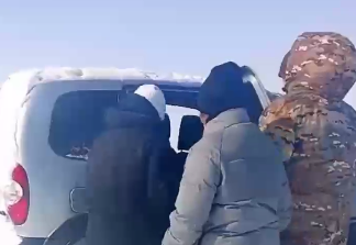 Спасатели МЧС освободили двух человек из снежного плена