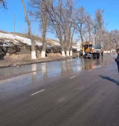 В селе Узынагаш Алматинской области подтопило дворы и улицы