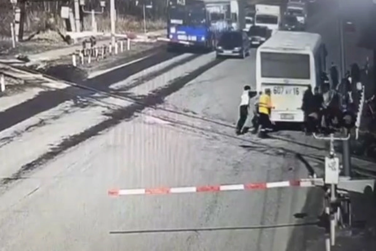 Автобус заглох на рельсах и едва не столкнулся с поездом в Усть-Каменогорске