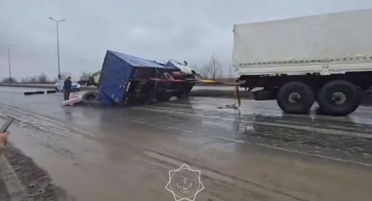 На трассе «Самара - Шымкент» перевернулся грузовой автомобиль