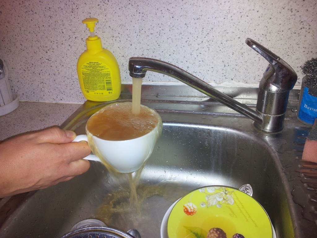 Жители Петропавловска жалуются на желтую воду из крана