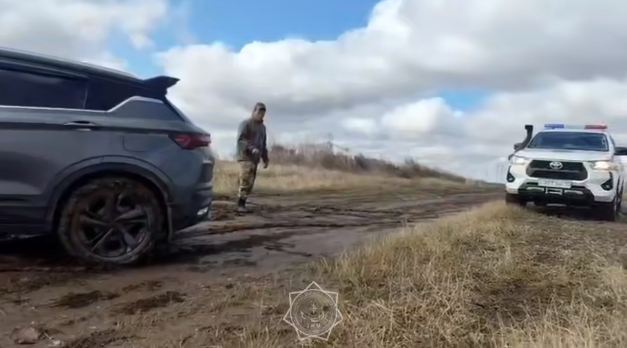 В Костанайской области сотрудники МЧС спасли трех человек из грязевой ловушки