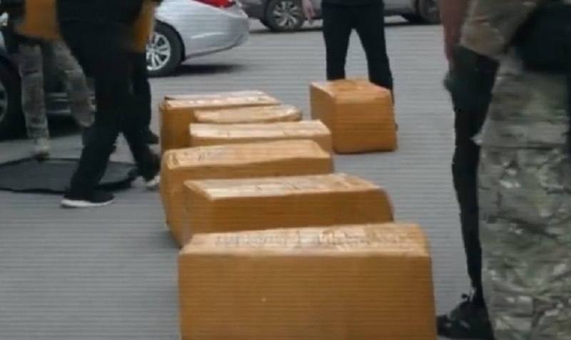 В столице у двух мужчин полицейские изъяли свыше 270 кг наркотиков и пистолет