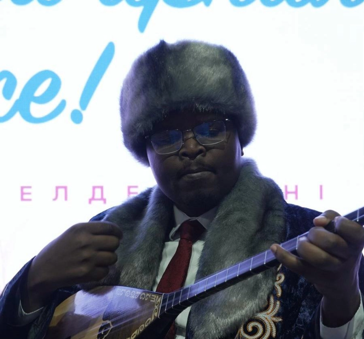 Майкл Джеффри — математик и домбрист, покоряет сердца казахстанцев