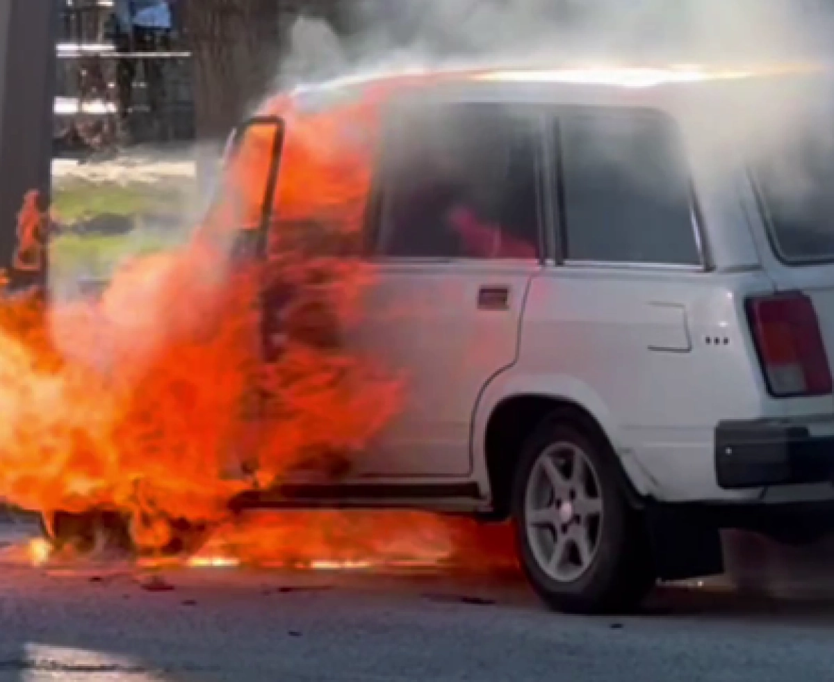 Машина вспыхнула рядом с автобусной остановкой в Семее