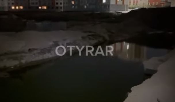 В Шымкенте ребёнок погиб после падения в заполненную водой яму