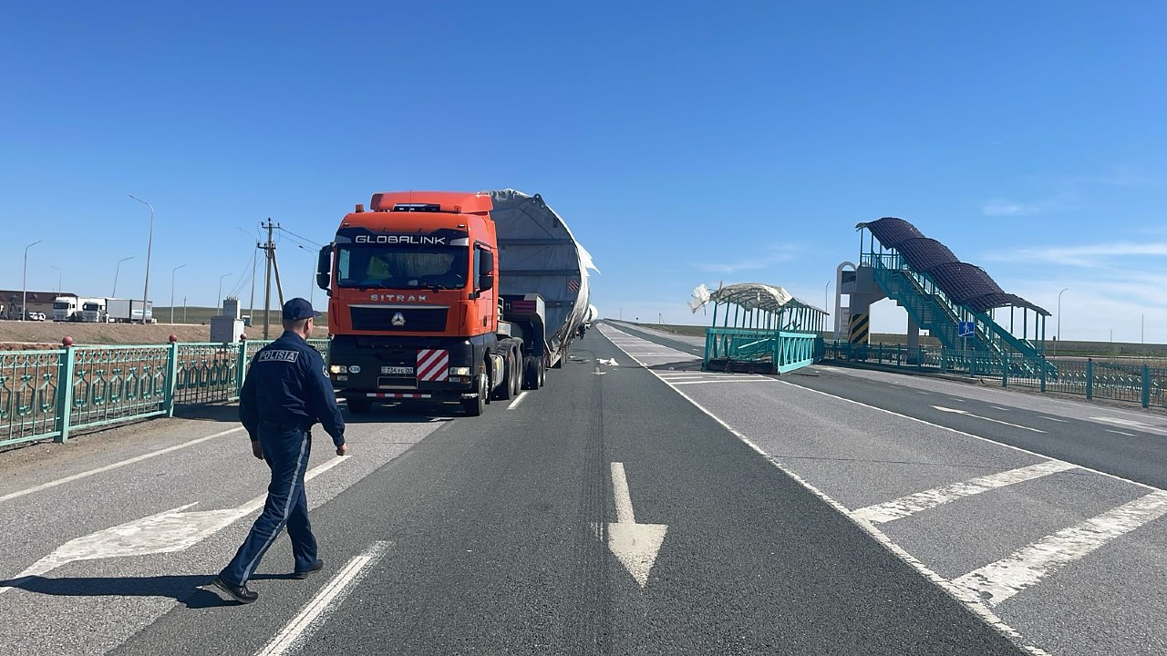 В Кызылординской области грузовик снёс пешеходный мост