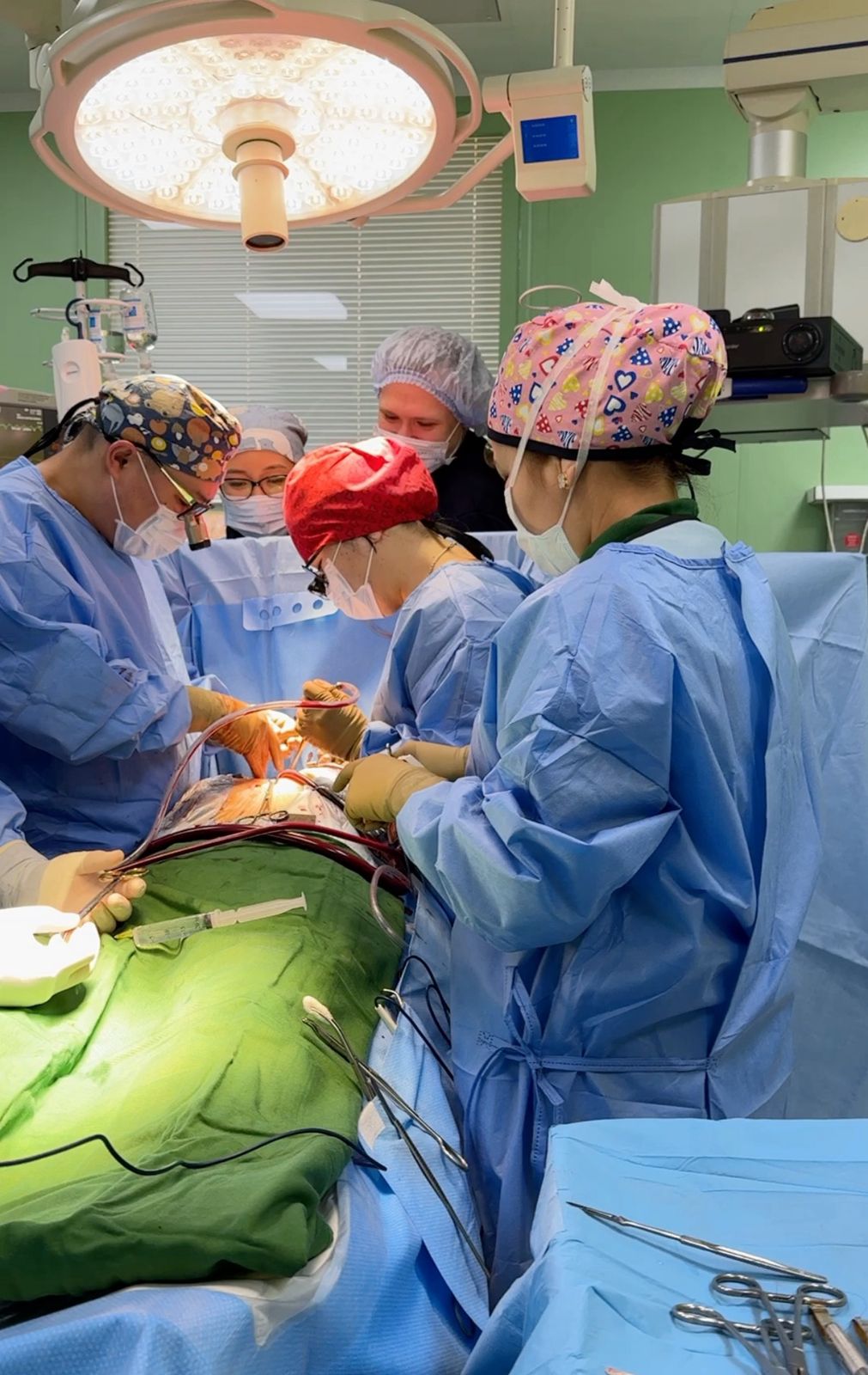 Кардиохирурги ГКЦ Алматы заменили аортальный клапан с восходящим отделом аорты  и спасли жизнь пациента