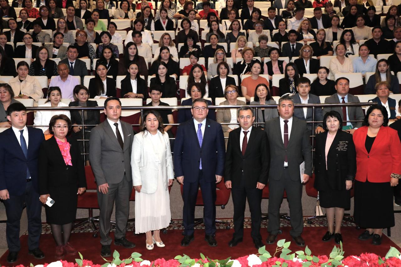 Советник Президента РК встретился с работниками образования