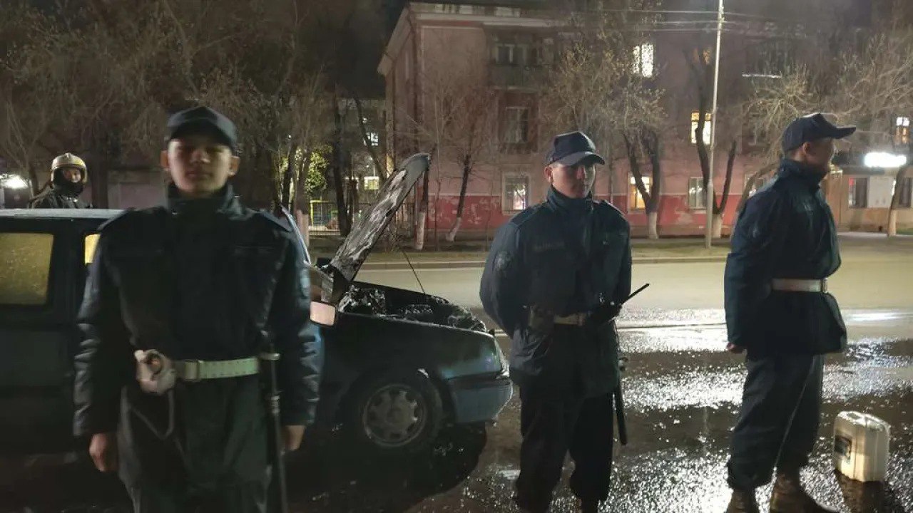 Гвардейцы потушили загоревшийся автомобиль в Павлодаре