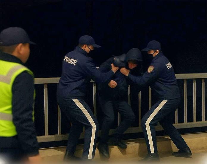 Мужчине не позволили спрыгнуть с моста в Абайской области