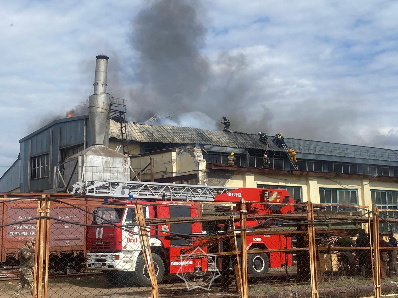 В Уральске горел ангар на железнодорожной станции