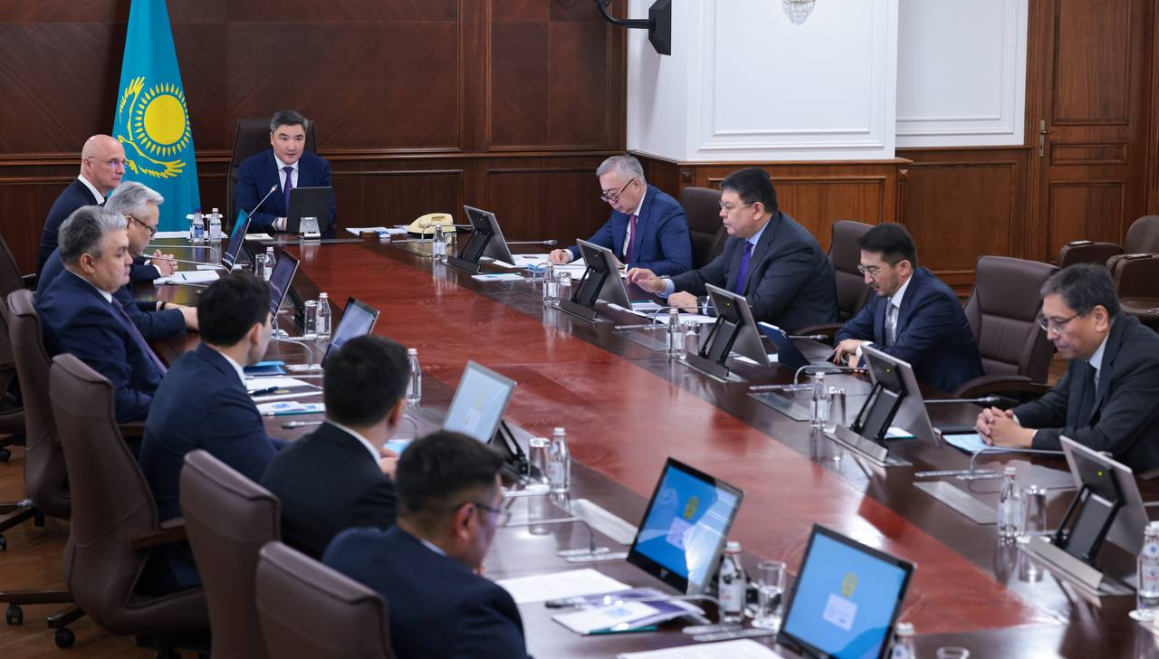 Премьер-министр поручил улучшить качество придорожных кафе и заправок