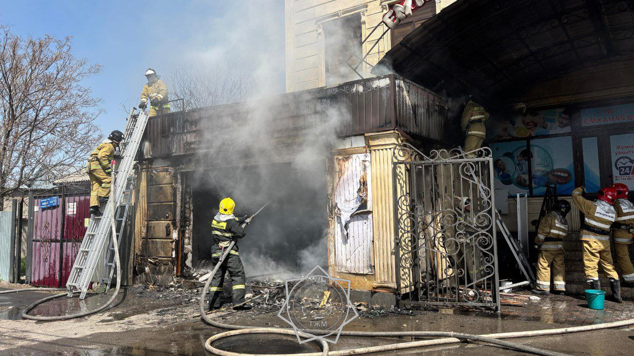 В Таразе горел бутик быстрого питания