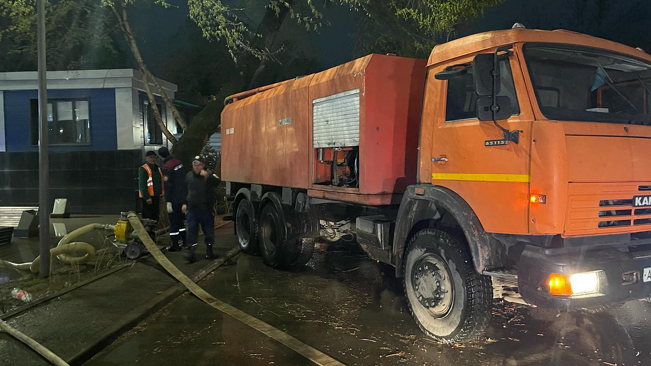 В Алматы ураганный ветер повалил деревья и повредил кровли зданий