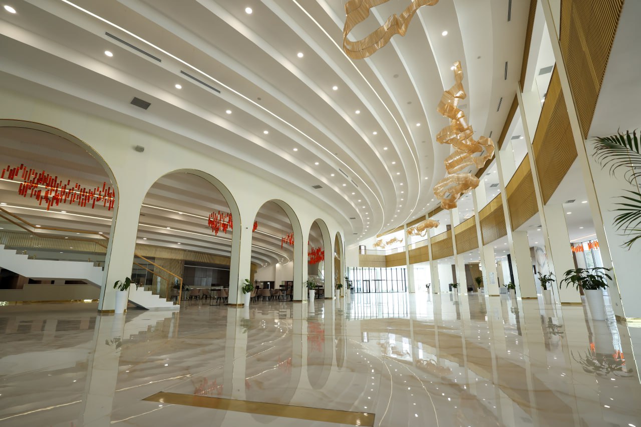 Глава государства посетил многофункциональный комплекс Tulip Hall