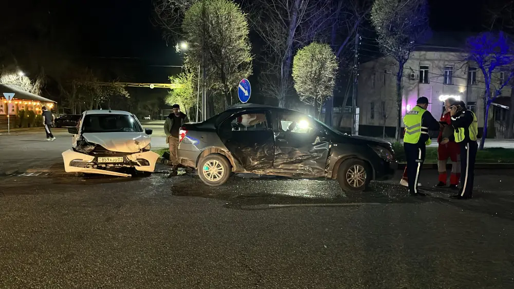 В Алматы столкнулись два легковых автомобиля