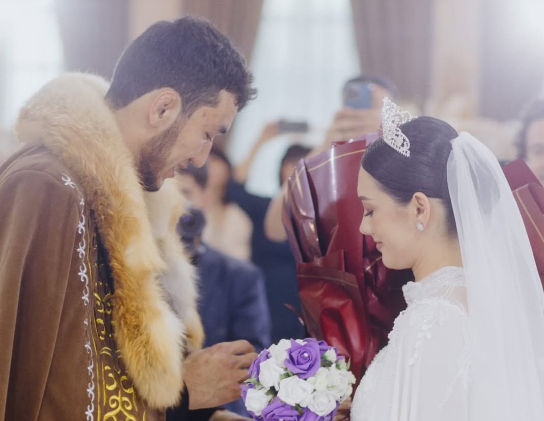 Красивая пара: чемпион мира Ризабек Айтмухан официально женился