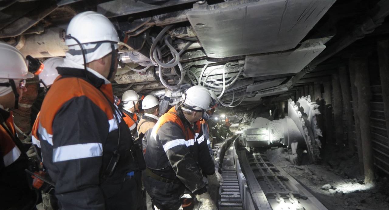 Министр по ЧС спустился в шахту на глубину 540 м в Карагандинской области