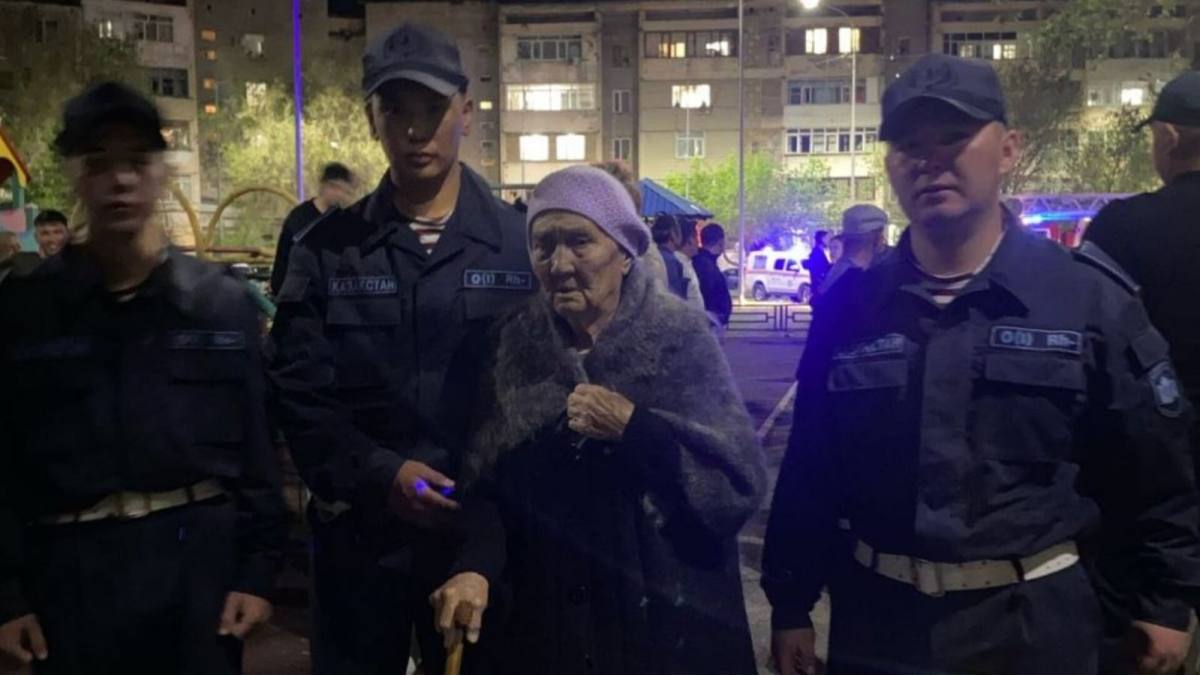 В Талдыкоргане гвардейцы помогли жителям выбраться из огня