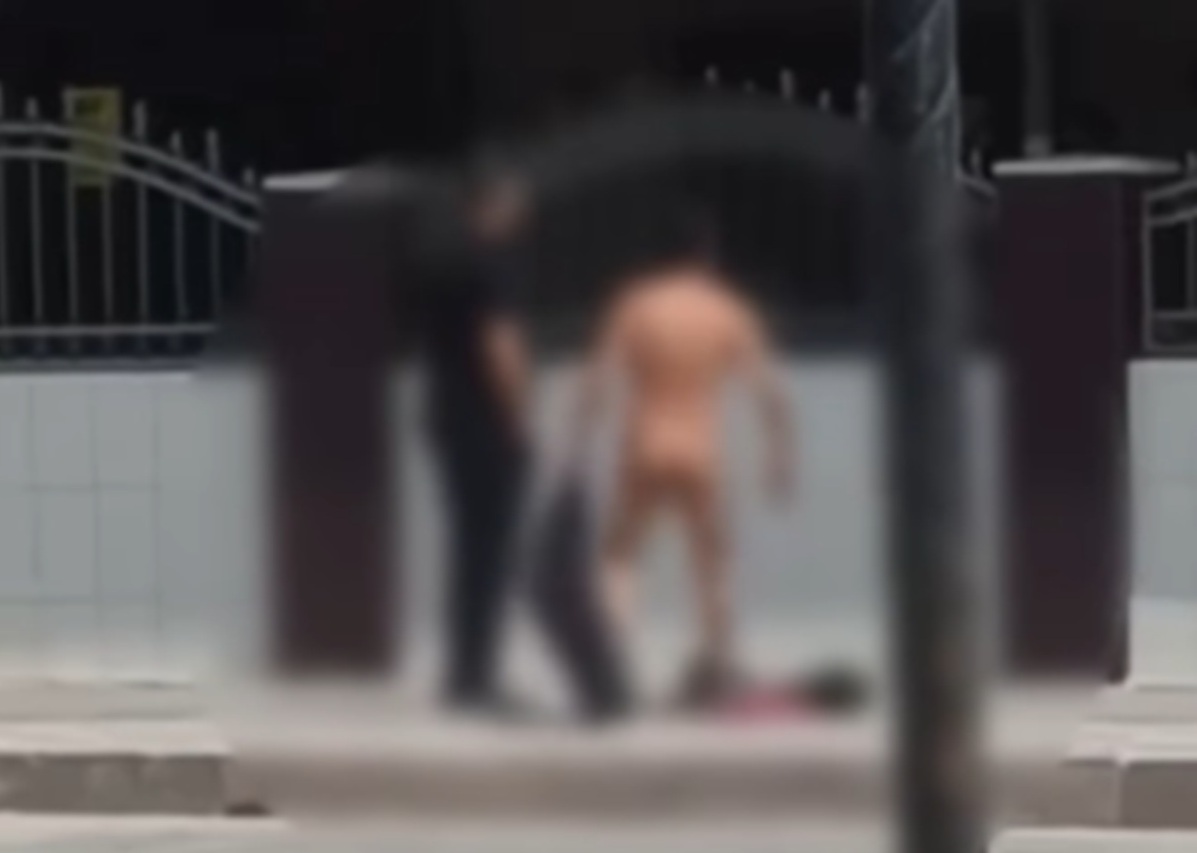 В Актау перед кафе разгуливал обнаженный мужчина