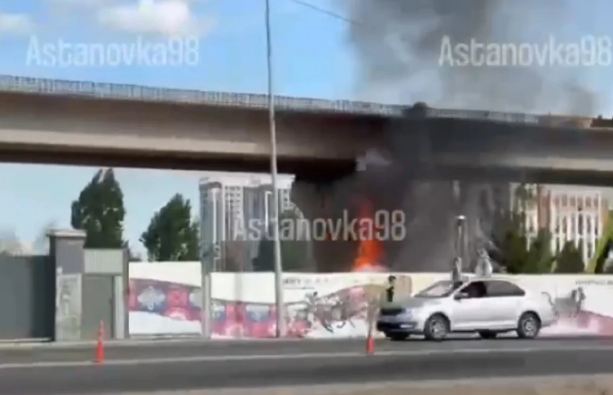 На стройке ЛРТ загорелись строительные материалы