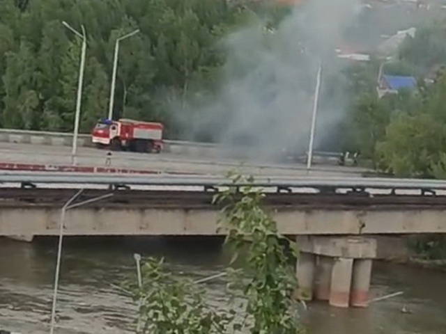 Автомобиль загорелся на мосту в Усть-Каменогорске
