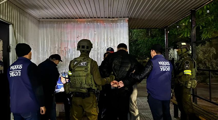 В Актау троих жителей задержали с оружием и наркотиками