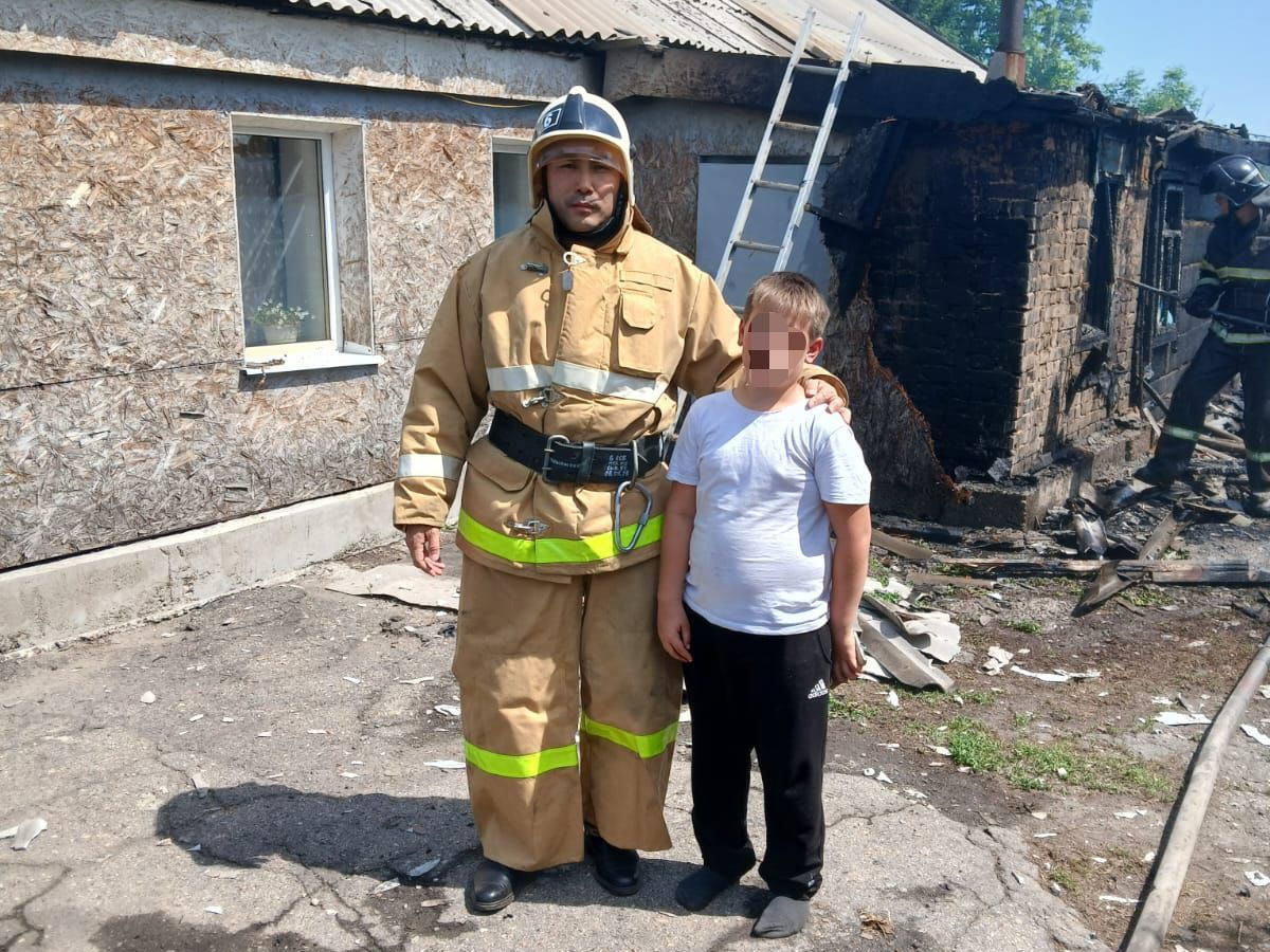 При пожаре в Усть-Каменогорске спасли ребенка