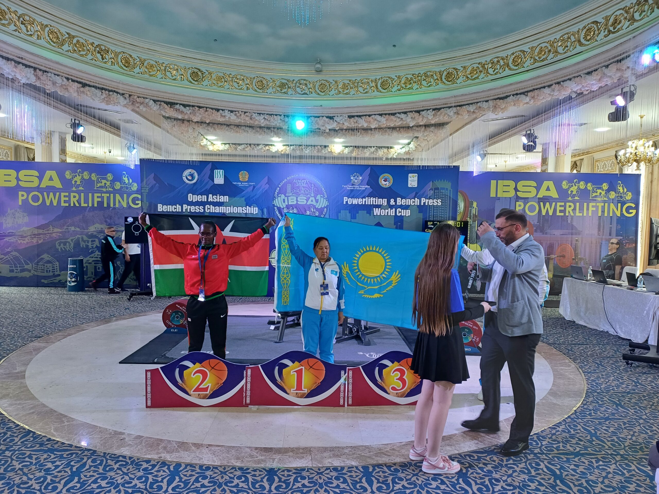 Танцы кенийцев под домбру или как проходит исторический Кубок мира по пауэрлифтингу в Алматы