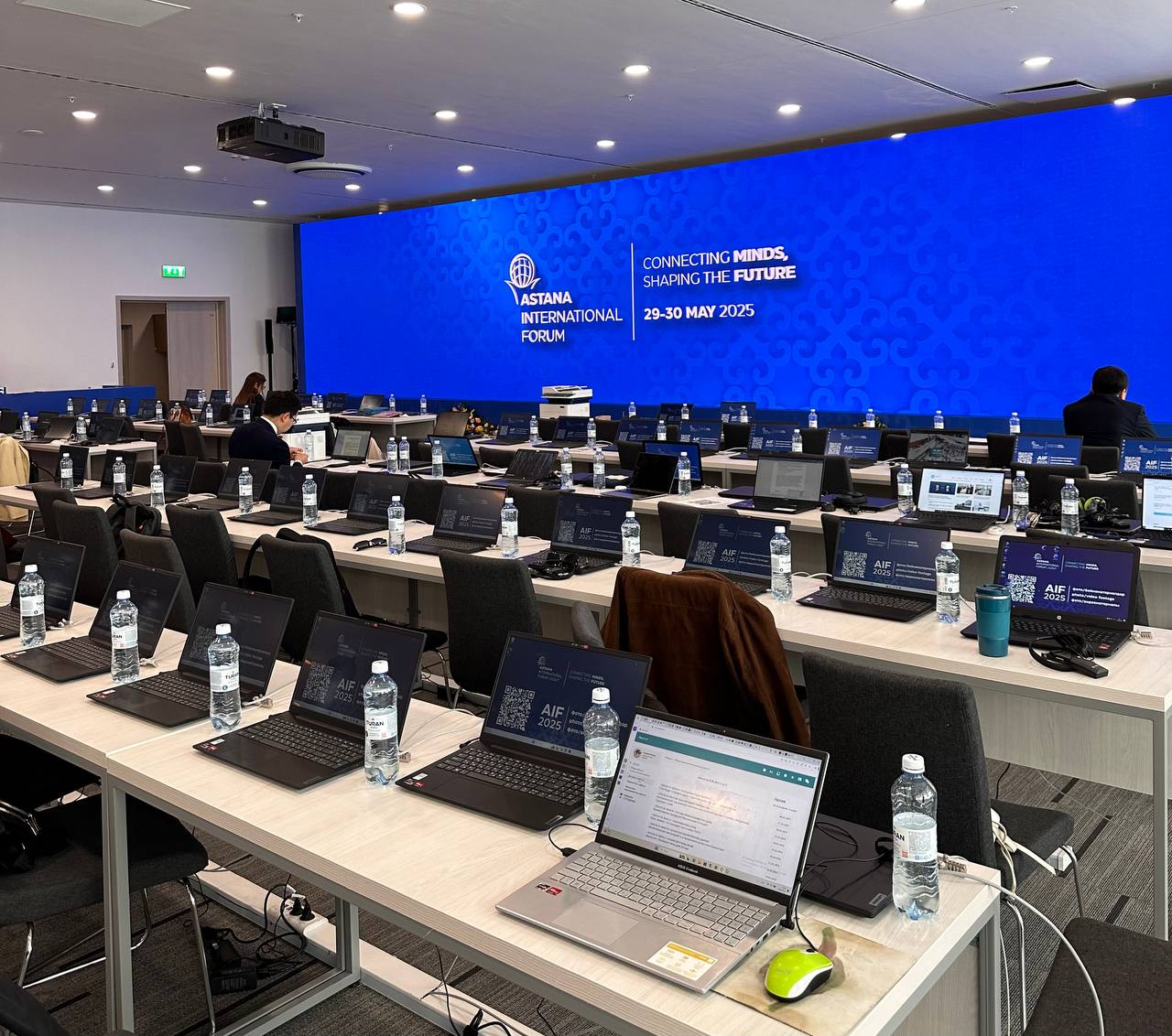 Началось выступление Главы государства на пленарной сессии Международного форума Астана