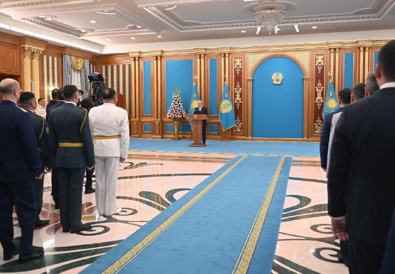 Глава государства присвоил высшие воинские и специальные звания ряду казахстанцев