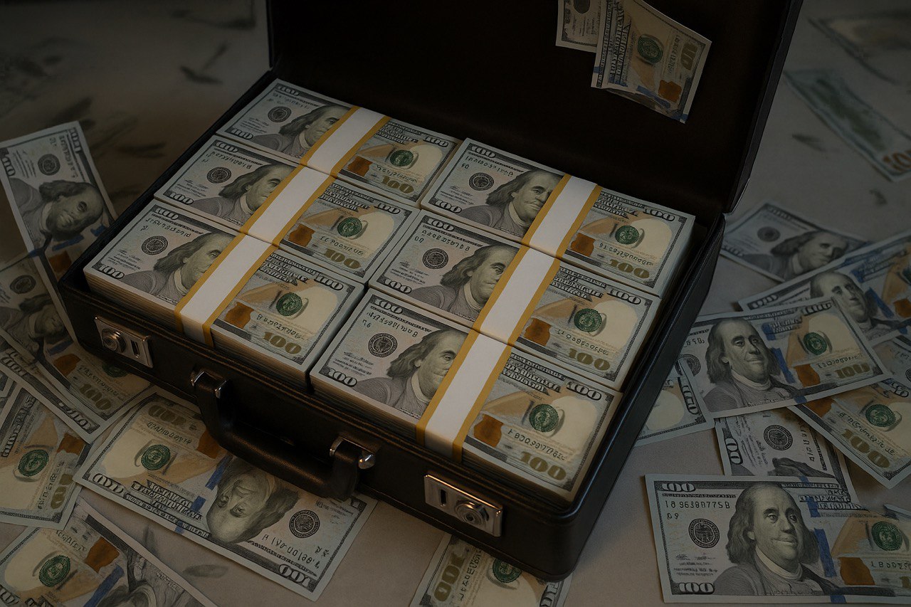 Раскрыта транснациональная схема поставок контрафактных сигарет: лица осуждены к 8 годам лишения свободы с конфискацией имущества 