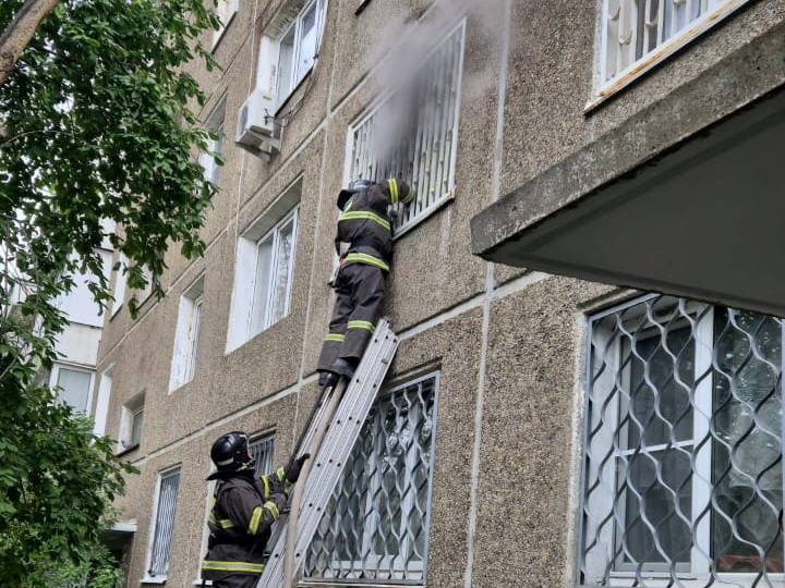 Женщину спасли во время пожара в многоэтажке в Усть-Каменогорске