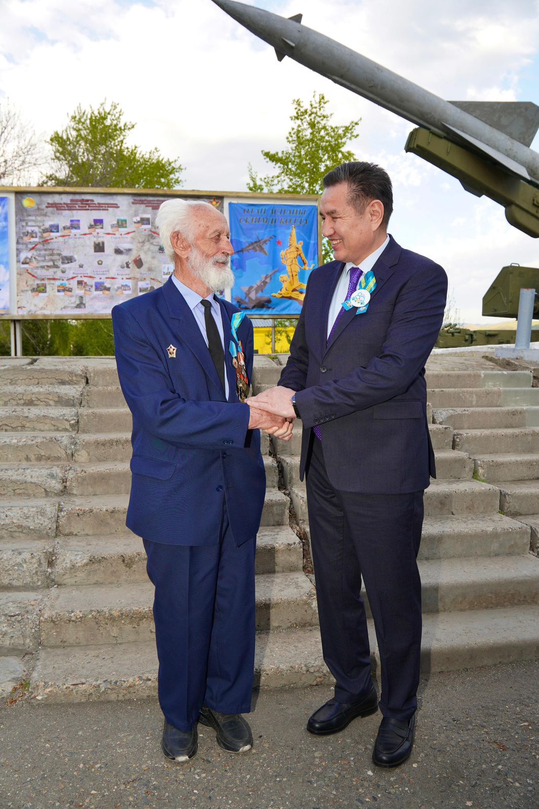 В Серебрянске наградили труженика тыла Юрия Новолоцкого