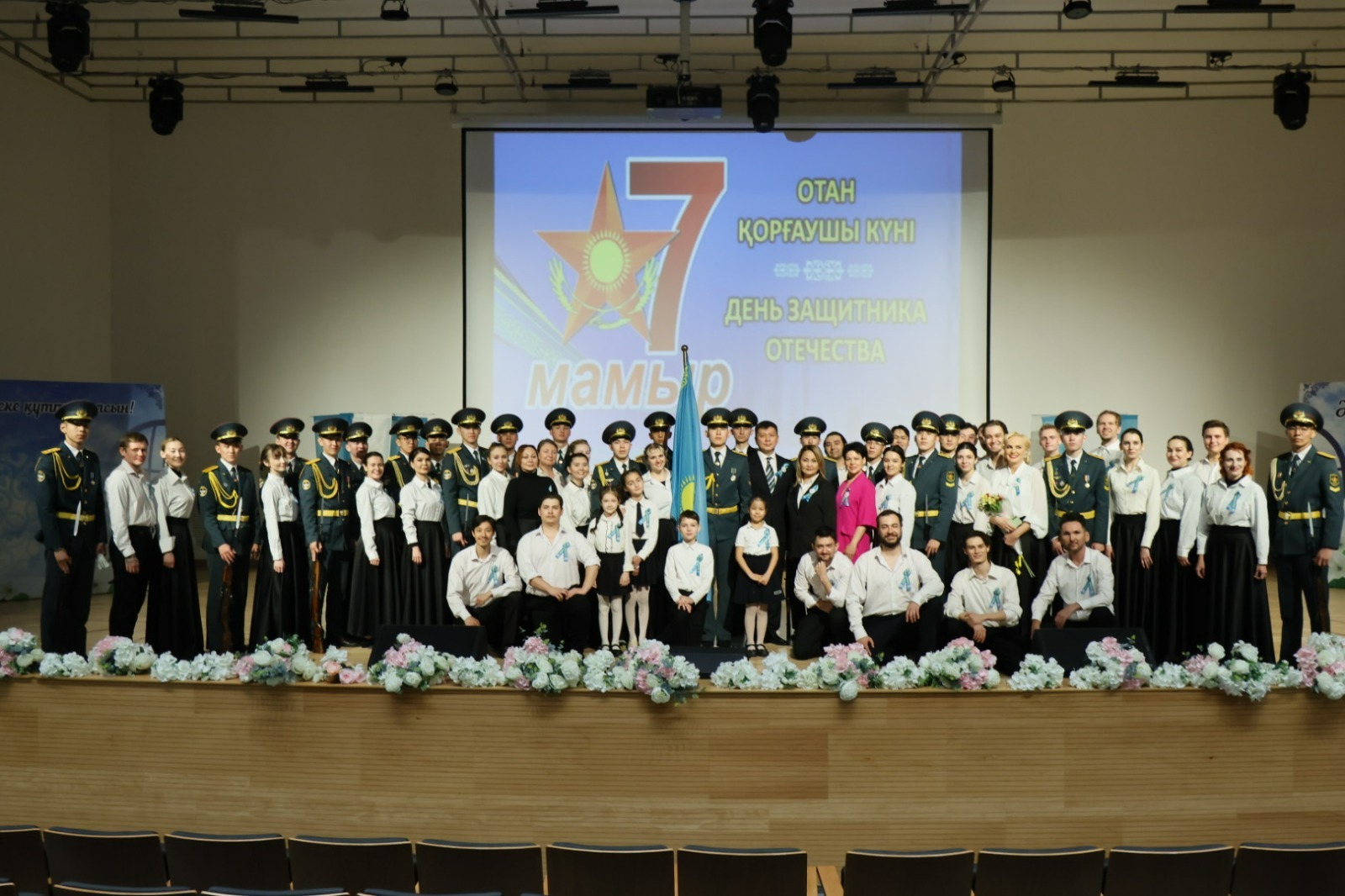 Театр имени Наталии Сац поздравил ветеранов Алматы с наступающим Днем Великой Победы