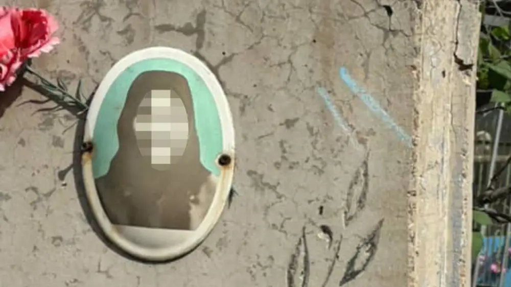 В акимате Семея объяснили, почему на могилах появились загадочные метки