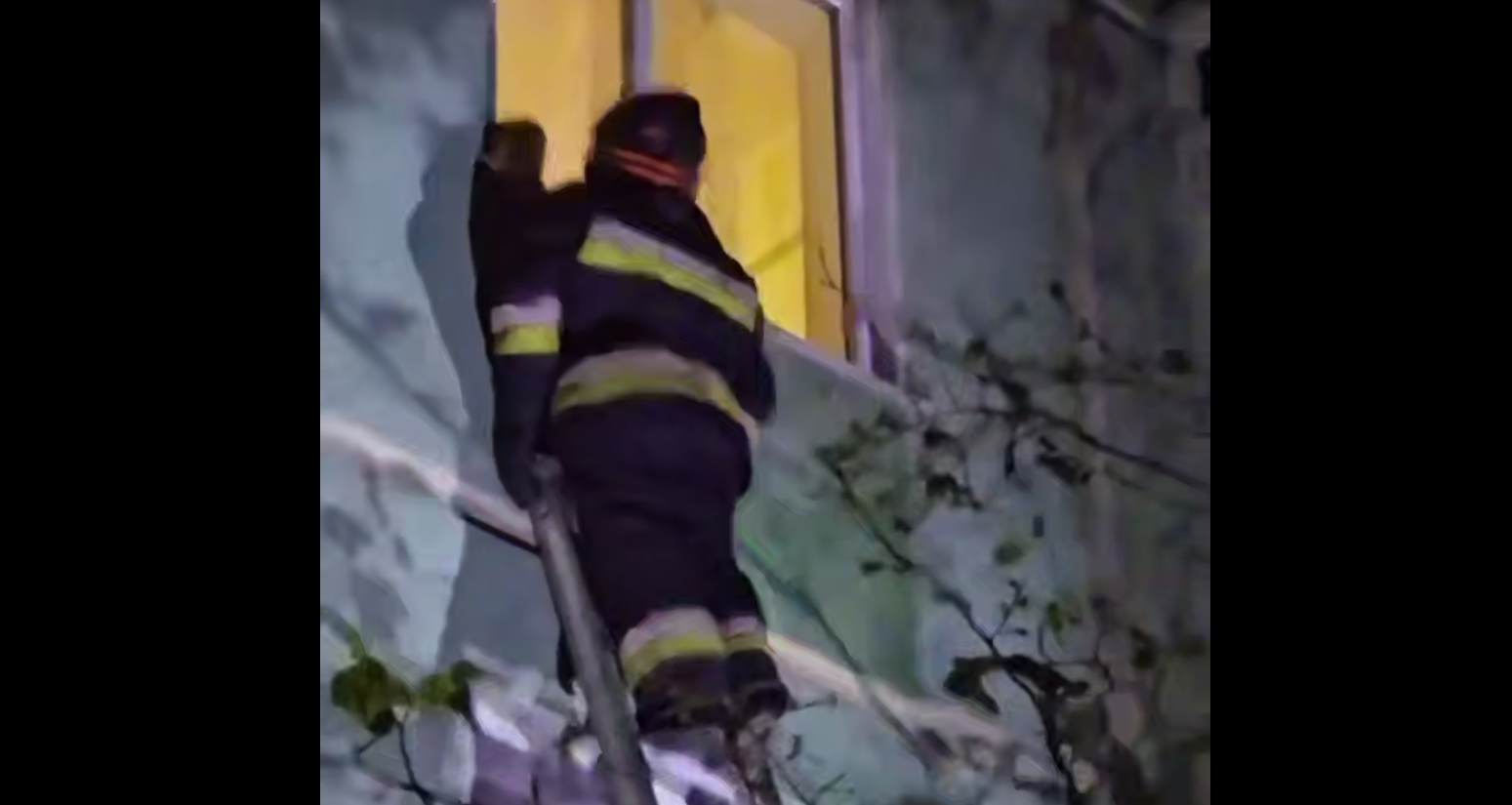 В Астане спасли ребёнка, забравшегося на окно