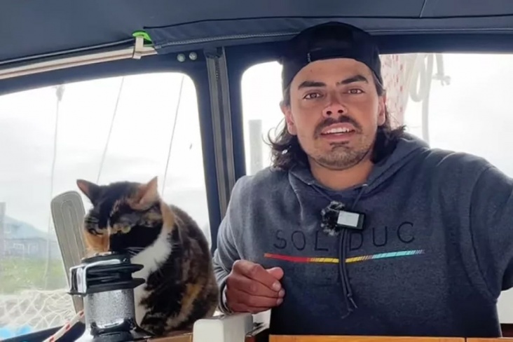 Мужчина бросил работу ради путешествия на яхте с котом