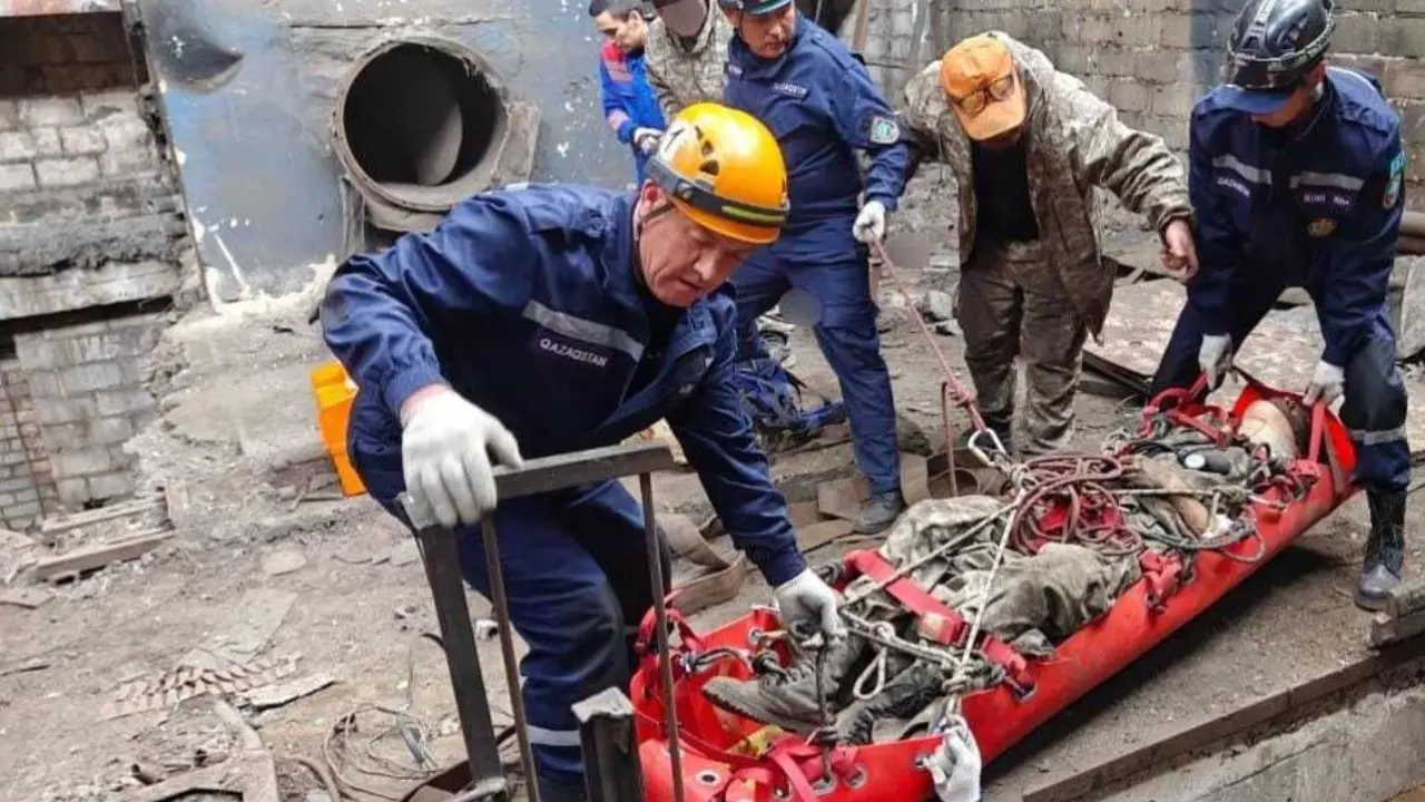 В Павлодарской области рабочий упал с восьмиметровой высоты