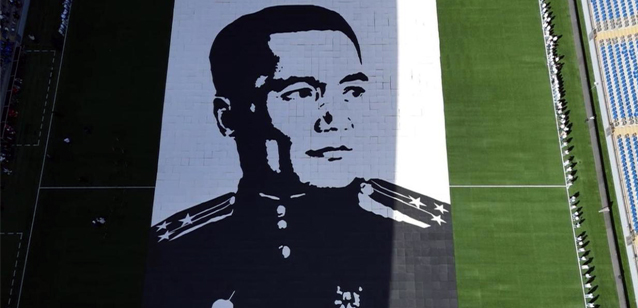 Гигантский портрет Бауыржана Момышулы из сотен рисунков создали дети в Астане к 80-летию Победы