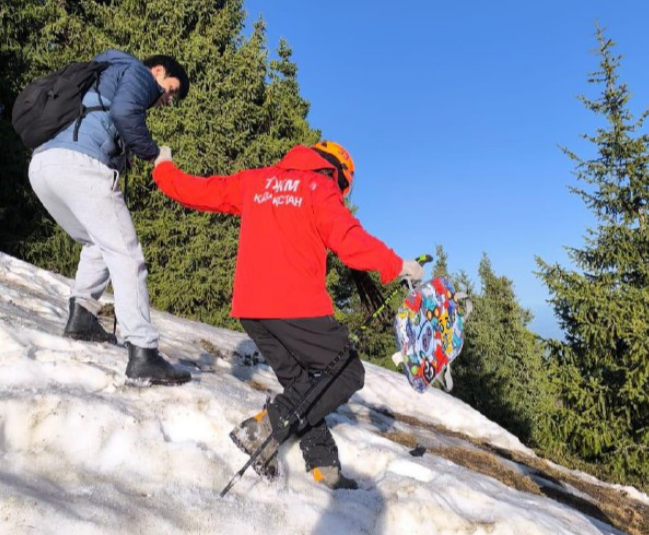 Спасатели МЧС нашли двоих туристов, заблудившихся в горах Алматы