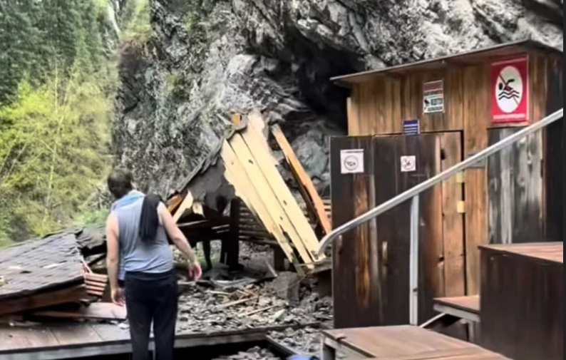 В Алматы в ущелье Алма-Арасан камнепад едва не накрыл отдыхающих