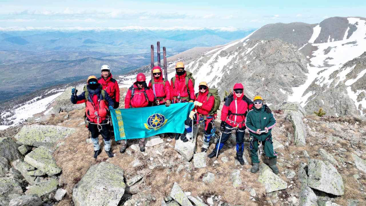 Спасатели МЧС совершили восхождение на гору высотой 2630 метров