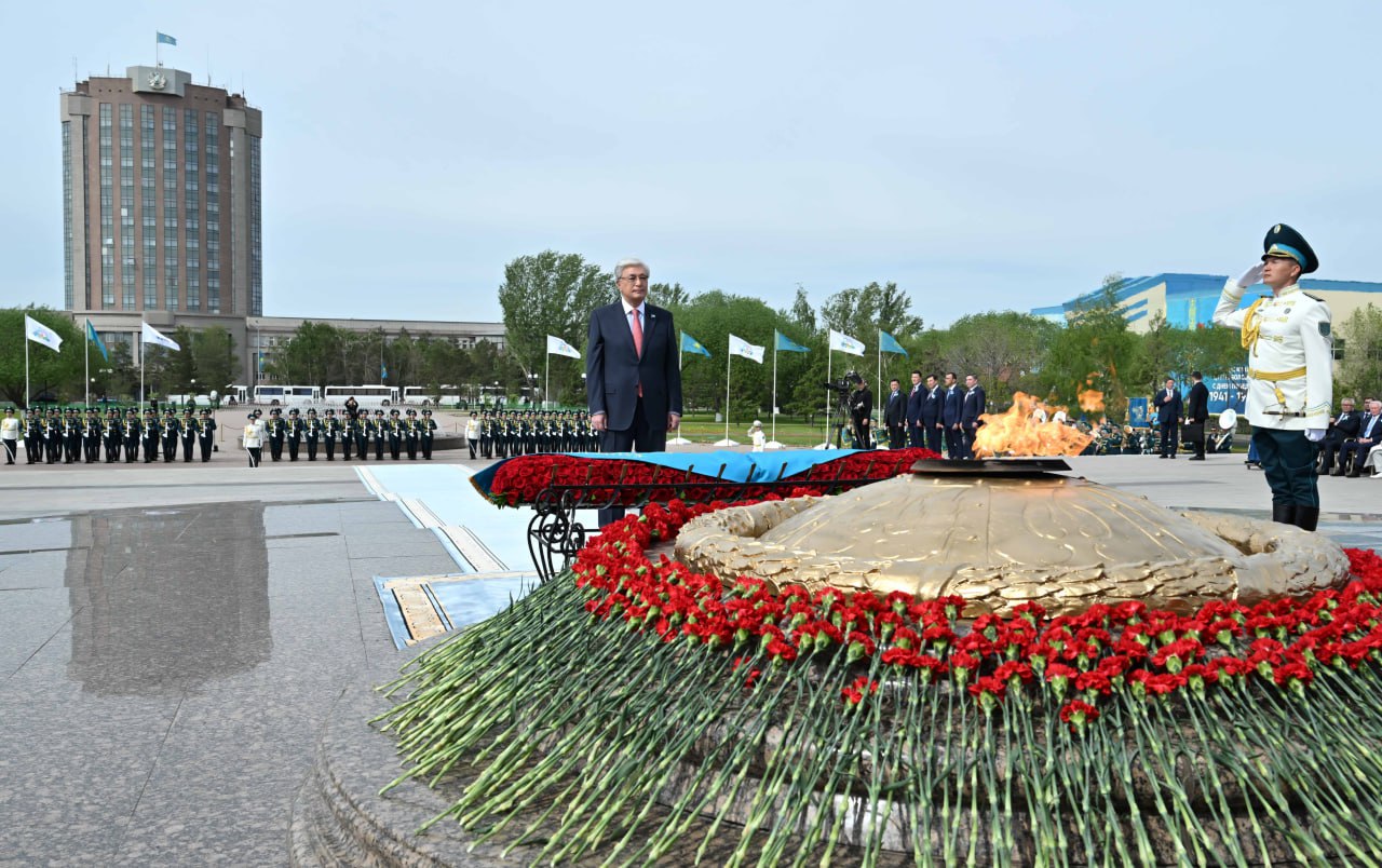 Касым-Жомарт Токаев возложил цветы к монументу «Отан Ана»