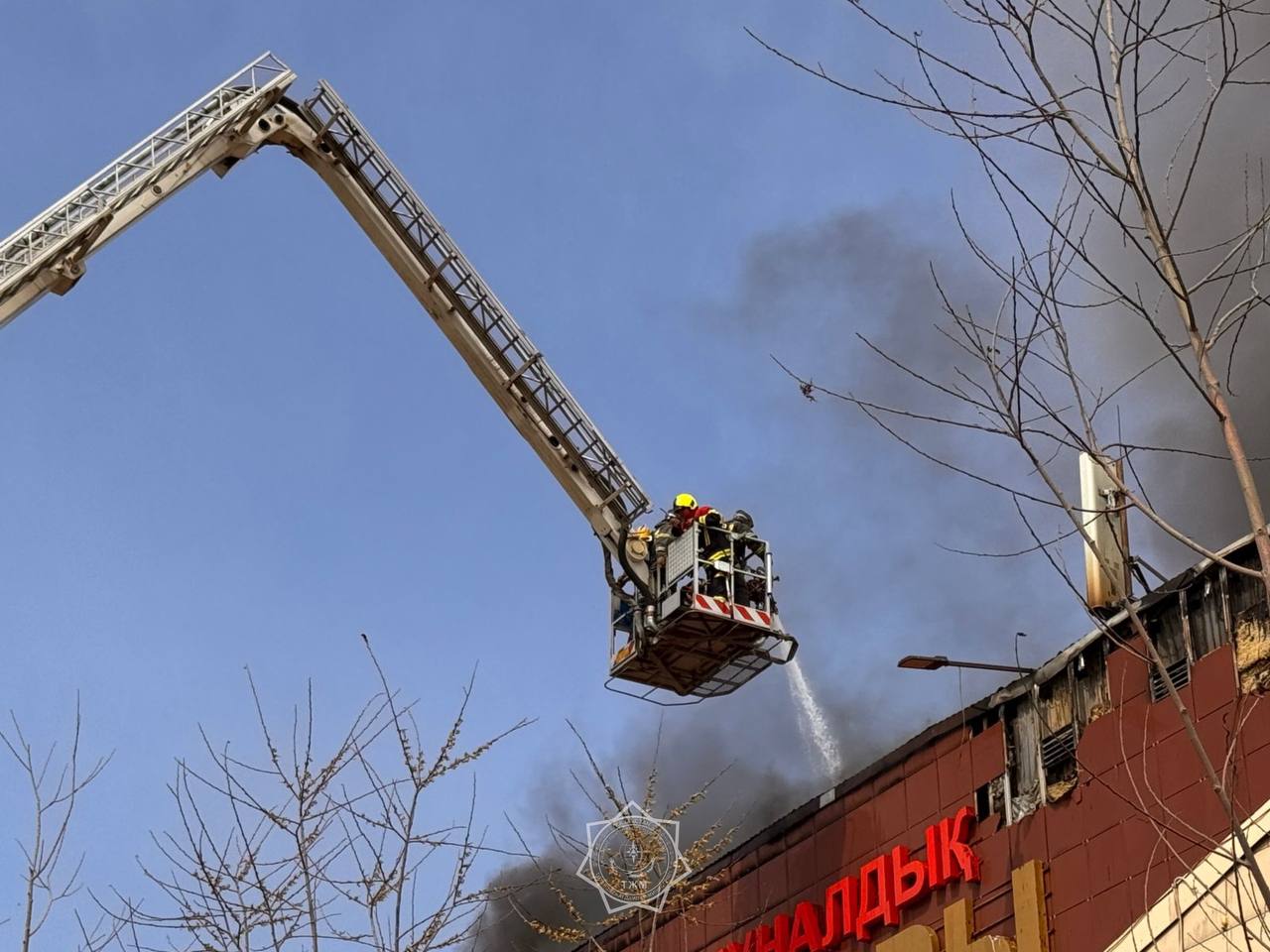 Людей эвакуируют из горящего торгового дома в Астане