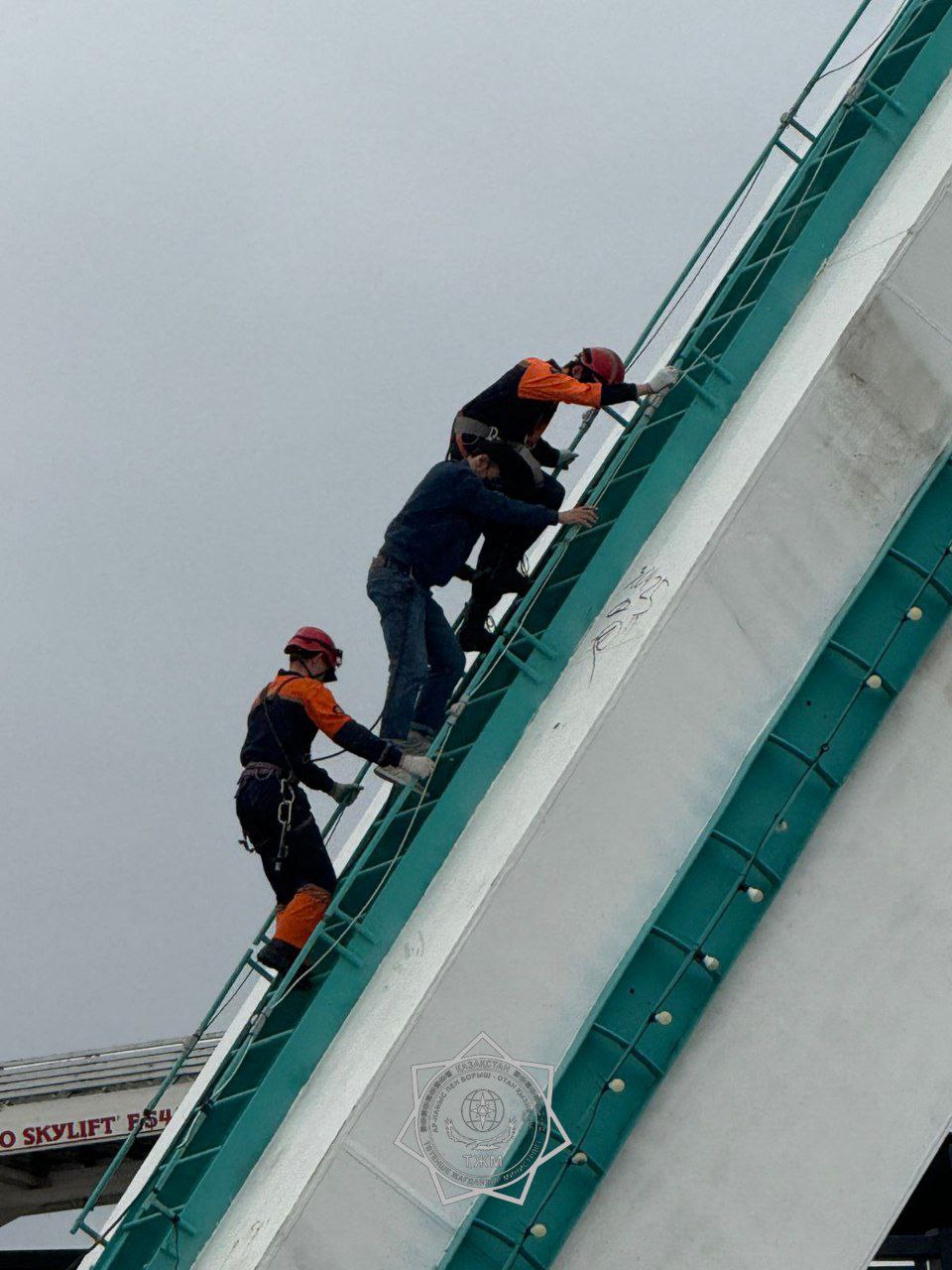 Мужчину сняли с моста в Астане