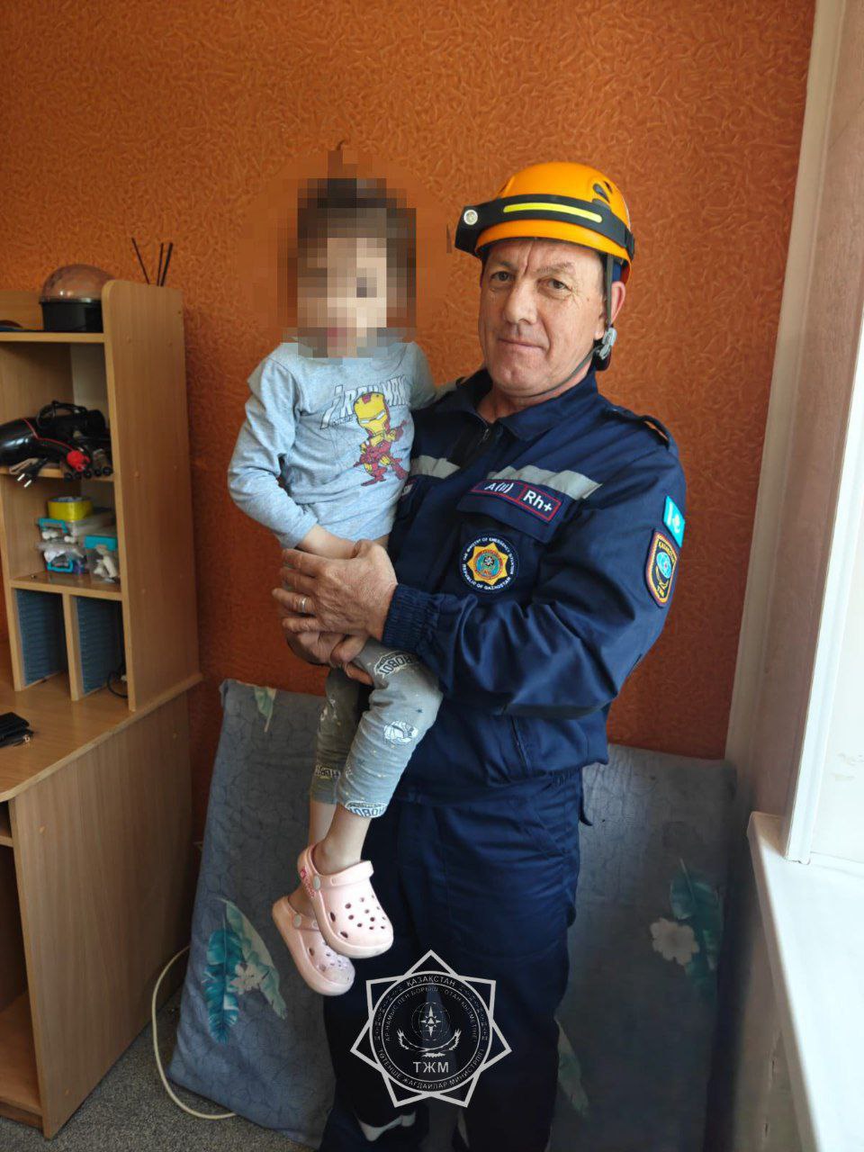 Спасатели спустили ребенка с подоконника четвертого этажа