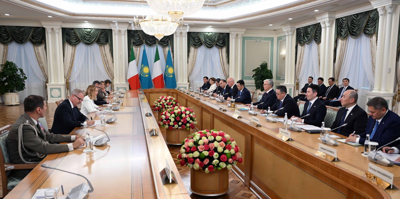 Глава государства провел переговоры с председателем Совета министров Италии Джорджей Мелони в расширенном формате