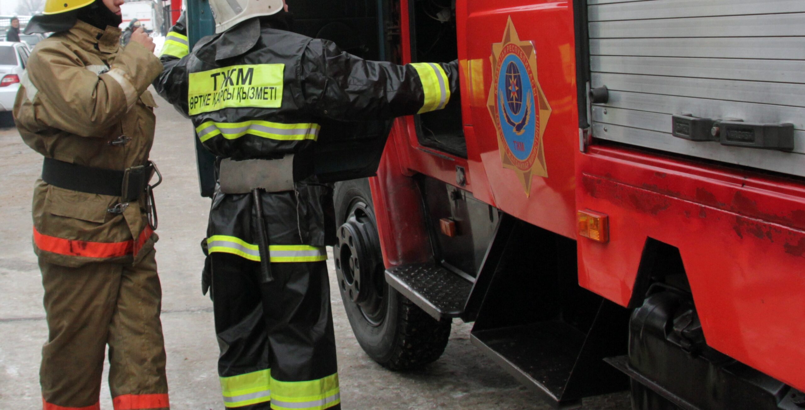 15 детей спасли пожарные из горящей пятиэтажки в Уральске